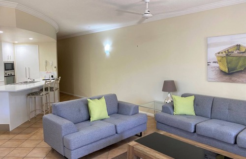 Yorkeys Knob Apartment | Large Beachfront Apartment