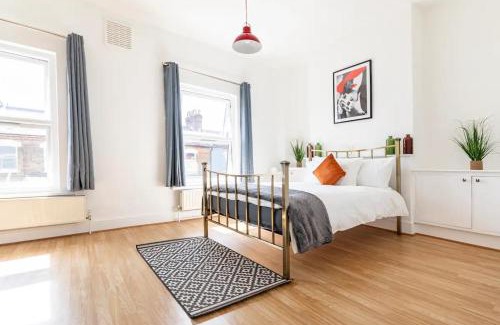 Coldharbour Apartment | Large, Bright and Spacious 3 Bed Flat in London