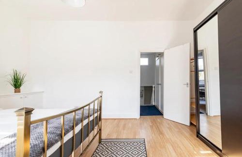 Coldharbour Apartment | Large, Bright and Spacious 3 Bed Flat in London