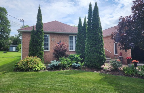 Keswick House | Large bungalow minutes to lake Simcoe with all the amenities you could ask for!