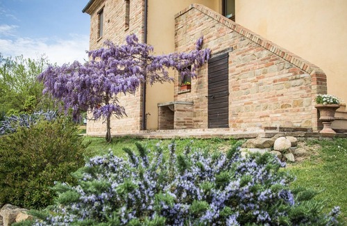Colmurano Villa | Large child friendly garden country accommodation With pool,warm Italian Welcome