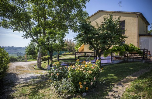 Colmurano Villa | Large child friendly garden country accommodation With pool,warm Italian Welcome