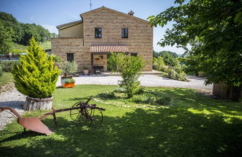 Colmurano Villa | Large child friendly garden country accommodation With pool,warm Italian Welcome