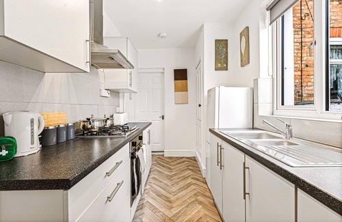 Leicester House | Large Comfortable 5 Bed House