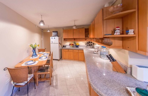 Financial District Apartment | LARGE & COMFORTABLE FAMILY/WORK HOME, HI-SPEED INT AND PRIVATE YARD , SLEEPS 10