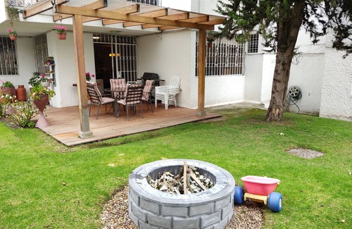Financial District Apartment | LARGE & COMFORTABLE FAMILY/WORK HOME, HI-SPEED INT AND PRIVATE YARD , SLEEPS 10