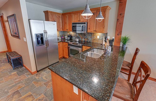 Kellogg Condo | Large Condo Full Kitchen - Ski or Bike, Mtn Views, Hot tub, Fireplace