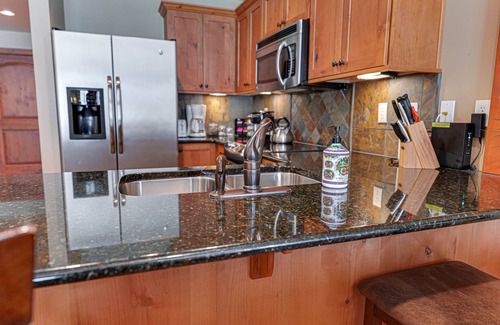 Kellogg Condo | Large Condo Full Kitchen - Ski or Bike, Mtn Views, Hot tub, Fireplace