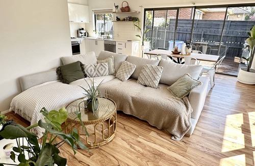Glenroy House | Large cozy house 15 mins drive to the city, 2 mins to train & 10 mins to airport