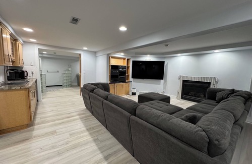 Rockford House | Large Custom Home with firetable, river access, Smart TV's, yard games and more