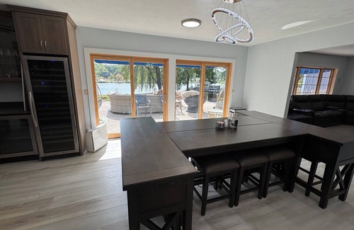 Rockford House | Large Custom Home with firetable, river access, Smart TV's, yard games and more