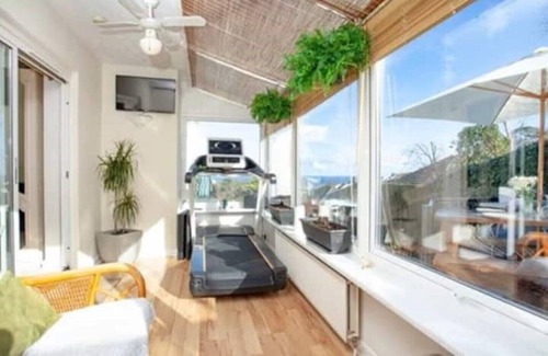 Paignton House | Large detached 3 bed bungalow. Great sea views. Hot tub with private gardens.