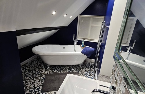Tring Bed & Breakfast | Large Double Bedroom with en-suite Shower Room