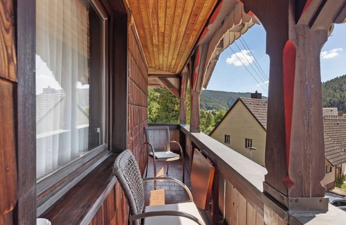 Tennenbronn Apartment | Large Double Room with Shared Garden, Balcony and Wi-Fi