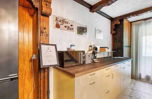 Tennenbronn Apartment | Large Double Room with Shared Garden, Balcony and Wi-Fi