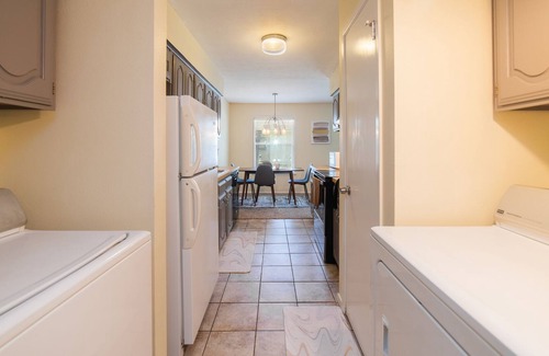 Lancaster House | Large, easy access single story 3 bed home, 15mins downtown Dallas