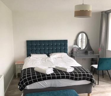 Liberton Bed & Breakfast | large en suite bedroom with one double bed No breakfast provided