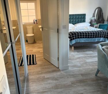 Liberton Bed & Breakfast | large en suite bedroom with one double bed No breakfast provided