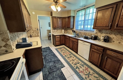 Amsterdam House | Large English Tudor offering 3 generous floors of living space - Belmont/Travers