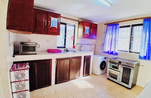 Freetown Bed & Breakfast | Large ensuite king room , Excellence water system, Solar, generator, WIFI, B&B