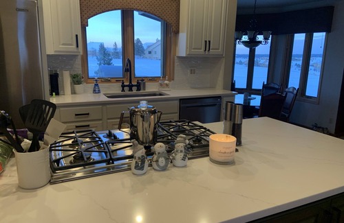 Monument House | Large estate with indoor pickleball, XL hot tub, sauna, golf & VIEWS galore!