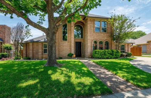 Keller House | Large Executive Family Home with Pool near DFW Airport