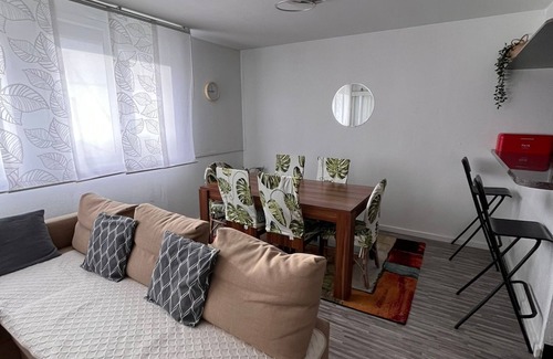 Koenigshoffen Est Apartment | Large family apartment for 6 to 10 people (1 BB bed available)