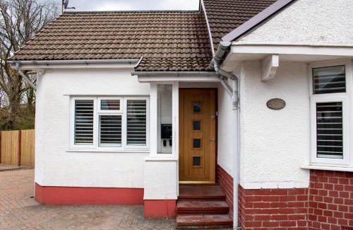Merthyr Tydfil House | Large family Bungalow, parking & Bike Store BPW