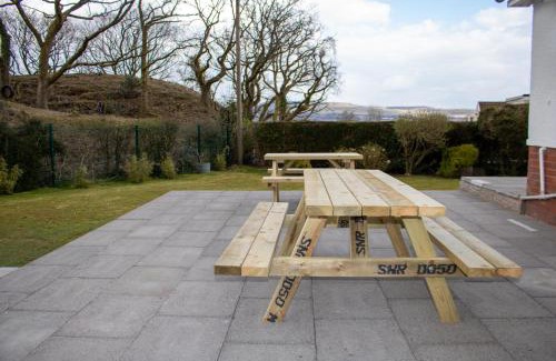 Merthyr Tydfil House | Large family Bungalow, parking & Bike Store BPW