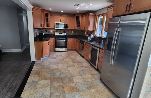 Town Bank House | Large Family Fun, 6BR/3 Bath, POOL, HOTTUB, Fenced Yard