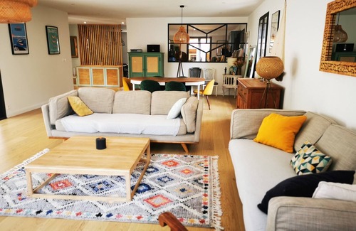 Saint-Morillon Villa | Large family home between vineyards and forests