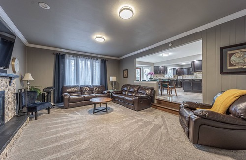Rockford House | large family home, hot-tub, sauna, quiet and safe area, close to everything!