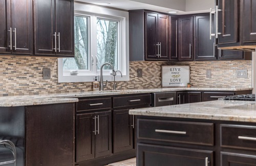 Rockford House | large family home, hot-tub, sauna, quiet and safe area, close to everything!