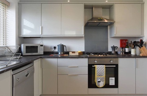 South Hayling House | Large Family Home Private Garden Beach 2 mins Walk