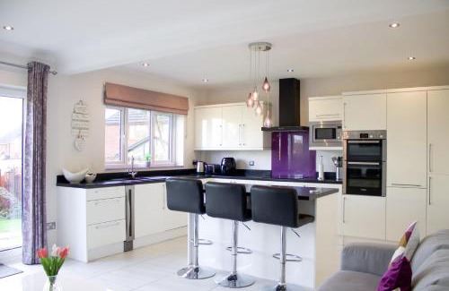 Pool-in-Wharfedale House | Large Family Home with Free Parking