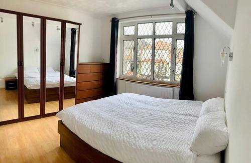 St. Andrew's Apartment | Large family home with easy access to M25 & London