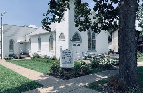 Petersburg Apartment | Large family lodging in a quaint town. Great for large groups or gatherings.