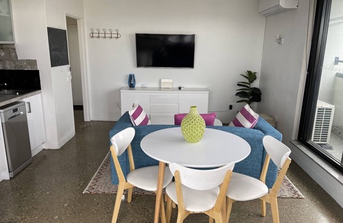 Spring Hill Apartment | Large Funky City Apartment