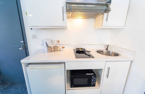 Selly Oak Apartment | Large ground floor studio right by UOB and QE!