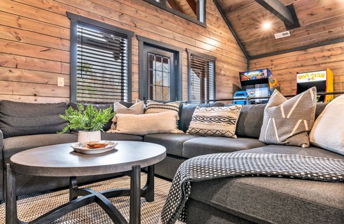 Caton Cabin | Large Groups ~2 Pools ~16 BR~Side by Side Cabins