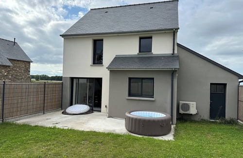 Saint-Meloir-des-Ondes House | Large house - sleeps 8 - Jacuzzi - near St Malo - 5 mins from the beach