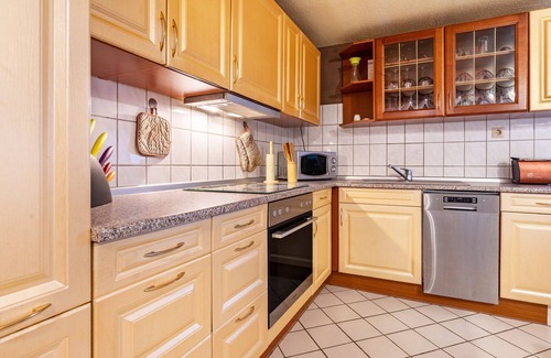 Trollenhagen Apartment | Large Holiday Apartment with Garden, Private Terrace and Wi-Fi in the Basement
