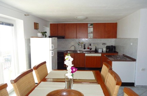 Vratarusa Apartment | Large holiday apartment near the beach for 7 people
