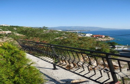 Vratarusa Apartment | Large holiday apartment near the beach for 7 people