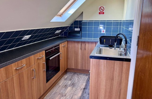 Mayesbrook House | Large Home In Barking 1gbps WiFi & Free Parking