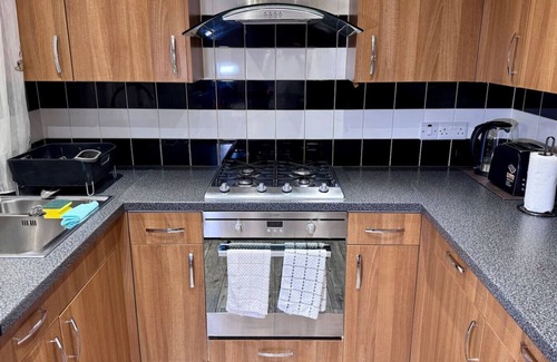 Mayesbrook House | Large Home In Barking 1gbps WiFi & Free Parking