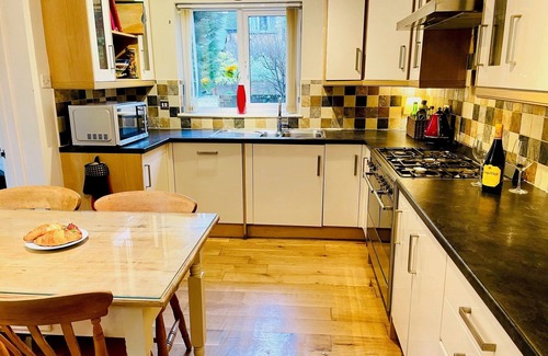 Deddington House | Large Home Near Soho Farmhouse, Blenheim Palace and Oxford