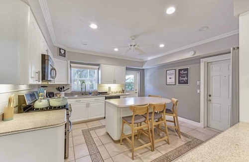 River Oaks House | Large home w/king bed by PMI unit BH