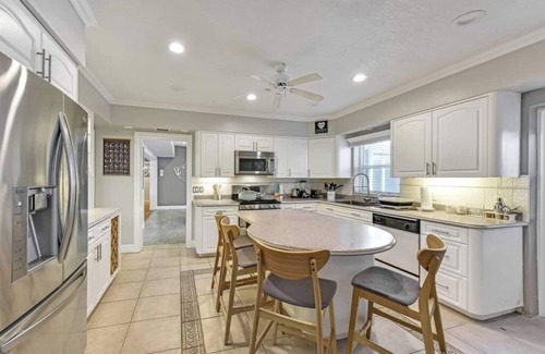 River Oaks House | Large home w/king bed by PMI unit BH
