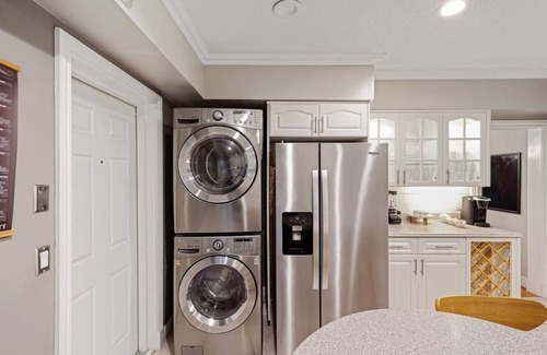 River Oaks House | Large home w/king bed by PMI unit BH